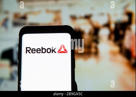 Dans cette illustration photo, un logo Reebok apparaît sur un smartphone. Banque D'Images