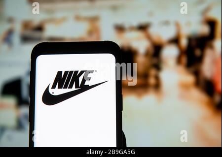 Sur cette photo, un logo Nike s'affiche sur un smartphone. Banque D'Images