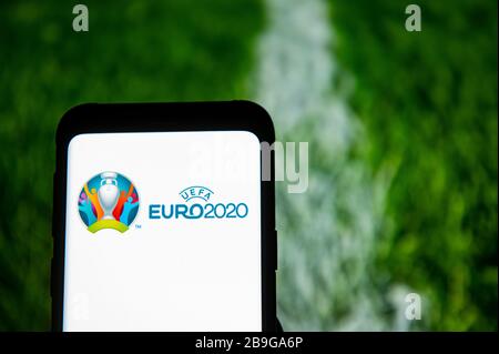 Dans cette photo, le logo de l'UEFA Euro 2020 s'affiche sur un smartphone. Banque D'Images