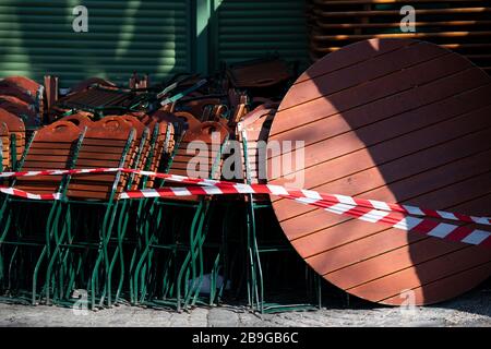 24 mars 2020, Bavière, Munich: Des chaises et des tables repliées d'un jardin de bière peuvent être vues sur le Viktualienmarkt presque déserté. Photo: Sven Hoppe/dpa Banque D'Images