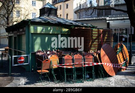 24 mars 2020, Bavière, Munich: Des chaises et des tables repliées d'un jardin de bière peuvent être vues sur le Viktualienmarkt presque déserté. Photo: Sven Hoppe/dpa Banque D'Images