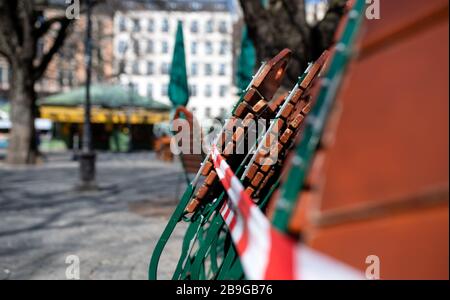 24 mars 2020, Bavière, Munich: Des chaises et des tables repliées d'un jardin de bière peuvent être vues sur le Viktualienmarkt presque déserté. Photo: Sven Hoppe/dpa Banque D'Images
