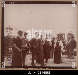 Groupe en costumes nationaux, exposition universelle de 1900, champs de Mars, 7ème District exposition universelle universitaire de 1900. Groupe en costumes nationaux sur le champs-de-Mars. Paris (VIIIème arr.). Photographe anonyme. Rage au gélatino-chlorure d'argent, 1900. Paris, musée Carnavalet. Banque D'Images