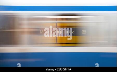 24 mars 2020, Bavière, Munich : un métro presque déserté quitte la station de métro Marienplatz. (Vitesse d'obturation lente) photo : Sven Hoppe/dpa Banque D'Images