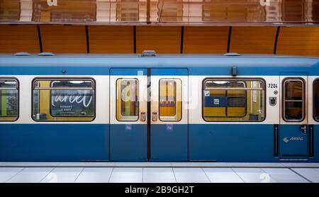 24 mars 2020, Bavière, Munich: Un métro presque déserté se trouve dans la station de métro Marienplatz. Photo: Sven Hoppe/dpa Banque D'Images