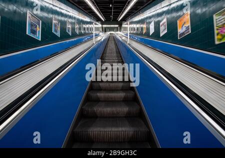 24 mars 2020, Bavière, Munich: Menschenleer est un escalator à la station de métro Marienplatz. Photo: Sven Hoppe/dpa Banque D'Images