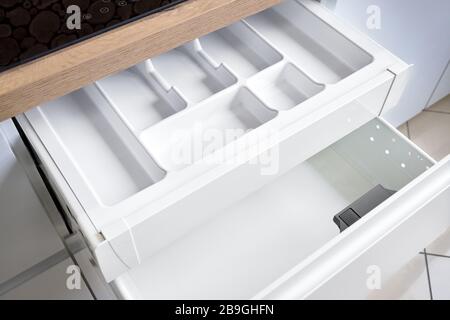 Solution pour placer les ustensiles de cuisine dans une cuisine moderne - tiroir coulissant horizontal étagères rangement dans une armoire pour ustensiles ustensiles batterie de cuisine sous Banque D'Images