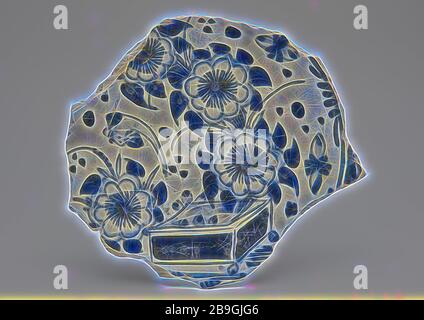 L'âme de plat en majolique bleu avec des fleurs dans un style chinois, mur lave lave vaisselle Faïence Céramique trouver sol porte-plomb glaze glaçure, tinglage 12,2 bague émaillée de majolique peint au four 2x fragment de miroir. en nouvelle travailler avec de très petits tirages. Trou de suspension en position. Tesson de faïence jaune raclé Retour de plomb de couleur crème-glace décor bleu monochrome grand récipient avec des fleurs de style chinois à gauche du milieu, grand arc indistinctes est probablement signe de l'encombrement du peintre. Une partie de l'émail bleu foncé est frittée en raison d'une température de cuisson l'archéologie de la ville de Rotterdam déco Triangle Banque D'Images