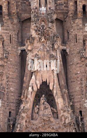 Barcelone: Sagrada Familia d'Antoni Gaudi - détail sur la face de la Nativité Banque D'Images