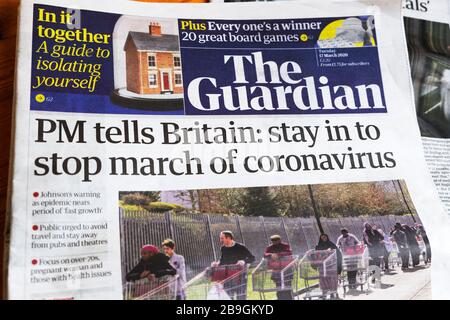 'PM dit à la Grande-Bretagne: Rester dans pour arrêter mars de coronavirus" titre du journal de première page dans le Guardian 17 Mars 2020 Londres Angleterre Royaume-Uni Banque D'Images