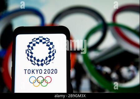 Pologne. 23 mars 2020. Dans cette illustration photo, un logo Tokyo 2020 Olympics s'affiche sur un smartphone. Crédit: Mateusz Slodkowski/SOPA Images/ZUMA Wire/Alay Live News Banque D'Images