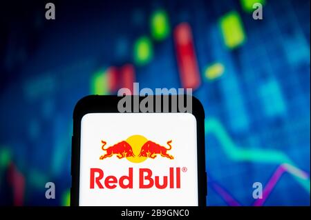 Pologne. 23 mars 2020. Dans cette illustration photo, un logo Red Bull apparaît sur un smartphone.un graphique de la bourse est affiché en arrière-plan. Crédit: Mateusz Slodkowski/SOPA Images/ZUMA Wire/Alay Live News Banque D'Images