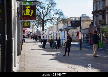 Angleterre, East Sussex, Brighton, les gens en file d'attente avec des mesures de distanciation sociale mises en place par Waitrose supermarché pour limiter les personnes entrant dans le magasin. Banque D'Images