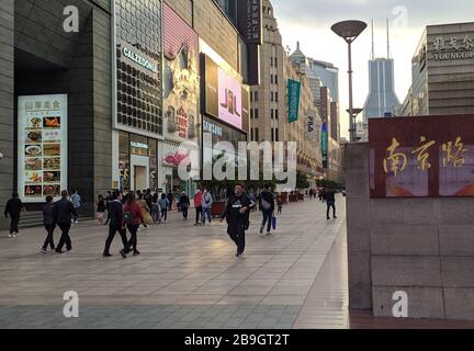 (200324) -- SHANGHAI, le 24 mars 2020 (Xinhua) -- les touristes sont vus sur la route Nanjing à Shanghai, Chine orientale, le 24 mars 2020. Shanghai a annoncé la dégradation de son intervention d'urgence à la nouvelle épidémie de coronavirus du niveau I au niveau II à partir de mardi. (Photo de Wang Xiang/Xinhua) Banque D'Images