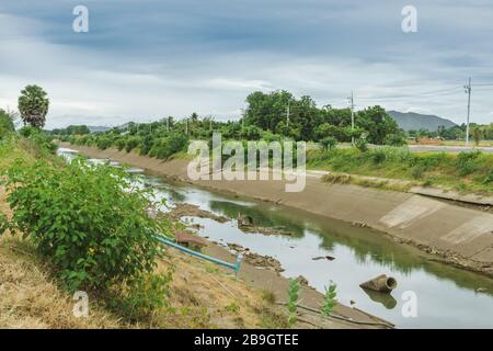 Canal d'irrigation ou canal d'irrigation dans la région de mur de béton Envoyer l'eau du réservoir de la région agricole de l'agriculteur qu'​​The est sec sous la pluie Banque D'Images