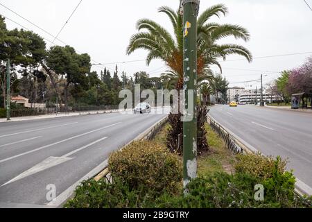 Avenue Kifisias à Athènes, Grèce, vide de circulation pendant le verrouillage officiel en raison de l'épidémie de coronavirus, 22 mars 2020. Banque D'Images