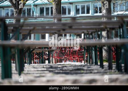 Fribourg, Allemagne. 24 mars 2020. Les bancs de bière et les tables dans un jardin de bière du Seepark sont vides. En raison du coronavirus, de nombreux restaurants ont fermé. Crédit: Patrick Seeger/dpa/Alay Live News Banque D'Images