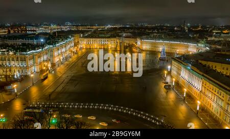 Vue aérienne de la place du Palais avec arbre de Noël au milieu, Saint-Pétersbourg, Russie Banque D'Images