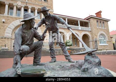 Sculpture de mineurs d'or à l'extérieur de l'entrée de la monnaie de Perth, centre-ville de Perth, Australie occidentale Banque D'Images