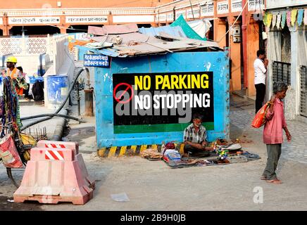 Ranthambhore, Inde - 9 Novembre 2019:Cobbler assis uner un signe de non stationnement Banque D'Images