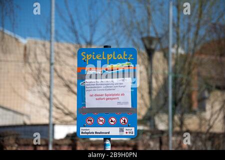 Luckenwalde, Allemagne. 24 mars 2020. Sur un panneau à côté d'un terrain de volley-ball, un avis indique que l'aire de jeux est fermée en raison de la pandémie de Corona. La ville veut faire respecter l'interdiction de la foule dans les parcs et les aires publiques en les marquant avec du ruban adhésif. Crédit: Soeren Stache/dpa-Zentralbild/dpa/Alay Live News Banque D'Images