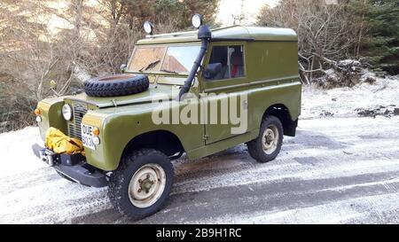 Land rover série 2 dans la neige Banque D'Images