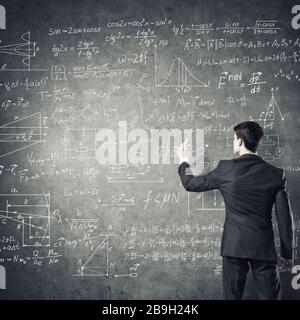 Man writing on blackboard Banque D'Images