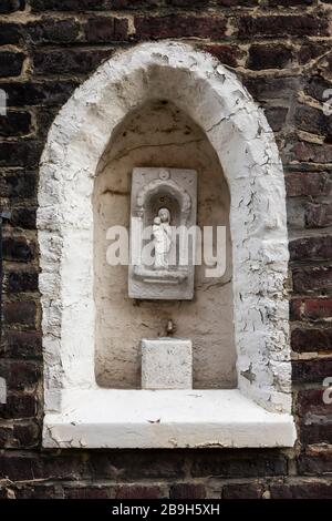 Gent, Belgique - sculpture religieuse dans l'un des murs du béguinage Saint Elisabeth. Patrimoine mondial de l'UNESCO Banque D'Images