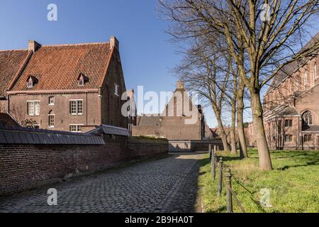 Gent, Belgique - 22 mars 2020 : allée du béguinage Saint Elisabeth, patrimoine mondial de l'UNESCO. Rue Cobb9xfled. Banque D'Images