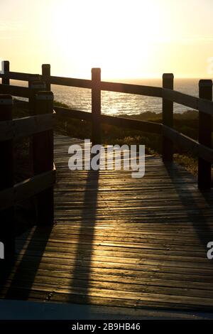 Coucher de soleil sur la plage de Yanchep et l'océan Indien depuis le belvédère de la plage, Yanchep, Perth, Australie occidentale Banque D'Images