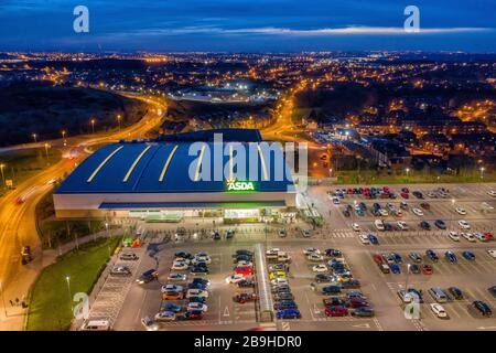 Asda Retail Superstore Glasshoughton Castleford West Yorkshire, à proximité de la sortie 32 de la M62. Photographie crépuscule d'un drone Banque D'Images