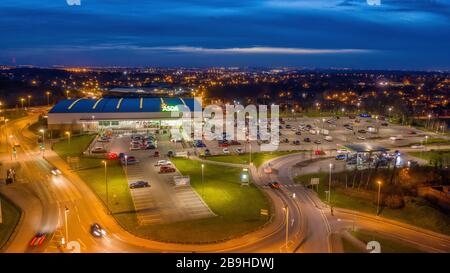 Asda Retail Superstore Glasshoughton Castleford West Yorkshire, à proximité de la sortie 32 de la M62. Photographie crépuscule d'un drone Banque D'Images