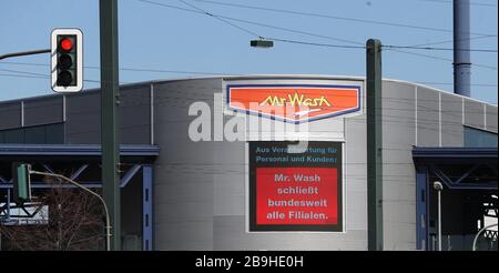 firo: 24.03.2020, Allemagne, NRW, Düsseldorf, lavage de voiture, économie, Mister WASH succursale à Düsseldorf fermée, en raison de la crise corona, le verrouillage en raison de corona, coronavirus, Covid-19, M. Wash ferme toutes les succursales à l'échelle nationale en raison de la responsabilité du personnel et des clients | utilisation dans le monde entier Banque D'Images