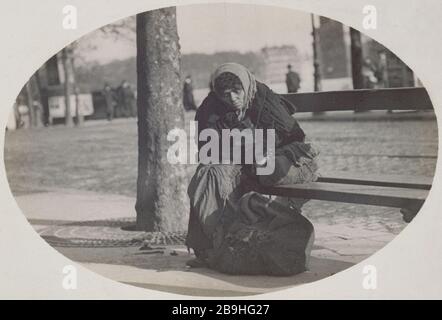 Tramp ASSIS SUR UN BANC Clocharde assise sur un banc. Photo de Louis Vert (1865-1924). Paris, musée Carnavalet. Banque D'Images