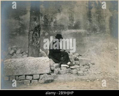 TRAMP SUR UNE PIERRE À TAS Clochard sur un tas de pierres. Photo de Louis Vert (1865-1924). Paris, musée Carnavalet. Banque D'Images