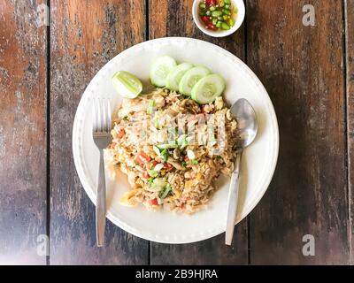 Riz frit avec calmar de crevettes aux fruits de mer et œufs sur table en bois Banque D'Images