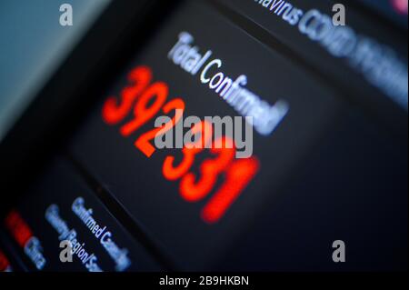 Nombre total de cas confirmés. Carte des cas globaux du coronavirus COVID-19. Point rouge indiquant le nombre d'infectés. Carte de l'Université Johns Hopkins sur monito Banque D'Images