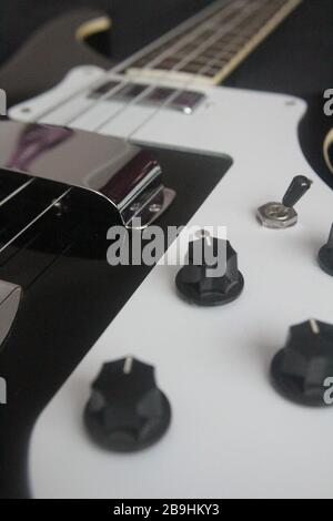 Images d'une guitare prises de près et isolément Banque D'Images