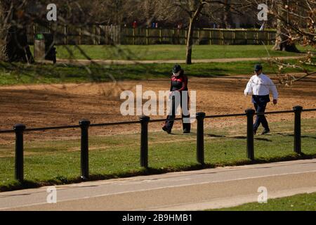 (200324) -- LONDRES, le 24 mars 2020 (Xinhua) -- les gens semblent suivre les directives de distanciation sociale à Hyde Park après que le gouvernement britannique ait imposé de nouvelles restrictions à la circulation à Londres, en Grande-Bretagne, le 24 mars 2020. Le Premier ministre britannique Boris Johnson a annoncé lundi soir une série de mesures visant à limiter les contacts sociaux au Royaume-Uni, afin de freiner la propagation de la COVID-19. À partir de lundi soir, les gens britanniques ne pourront quitter leur maison qu'à des fins « très limitées », y compris faire des achats pour des besoins de base, pour tout besoin médical, pour une forme d'exercice Banque D'Images