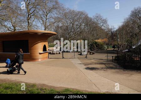 (200324) -- LONDRES, 24 mars 2020 (Xinhua) -- les gens marchent devant un terrain de jeu fermé pour enfants à Hyde Park après que le gouvernement britannique ait imposé de nouvelles restrictions à la circulation à Londres, en Grande-Bretagne, le 24 mars 2020. Le Premier ministre britannique Boris Johnson a annoncé lundi soir une série de mesures visant à limiter les contacts sociaux au Royaume-Uni, afin de freiner la propagation de la COVID-19. À partir de lundi soir, les gens britanniques ne pourront quitter leur maison qu'à des fins « très limitées », y compris faire du shopping pour des besoins de base, pour tout besoin médical, pour une forme d'exercice par jour, et Banque D'Images