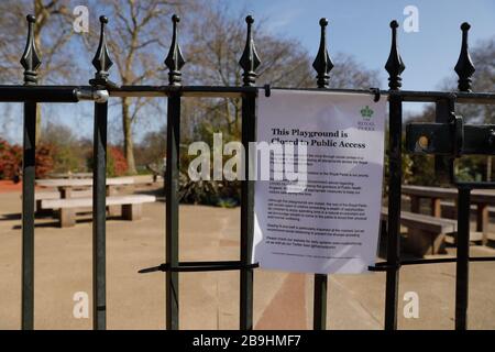 (200324) -- LONDRES, 24 mars 2020 (Xinhua) -- une aire de jeux pour enfants fermée est vue à Hyde Park après que le gouvernement britannique ait imposé de nouvelles restrictions à la circulation à Londres, en Grande-Bretagne, le 24 mars 2020. Le Premier ministre britannique Boris Johnson a annoncé lundi soir une série de mesures visant à limiter les contacts sociaux au Royaume-Uni, afin de freiner la propagation de la COVID-19. À partir de lundi soir, les gens britanniques ne pourront quitter leur maison qu'à des fins « très limitées », y compris faire du shopping pour des besoins de base, pour tout besoin médical, pour une forme d'exercice par jour, et pour voyager Banque D'Images