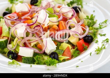Salade de légumes frais. Salade de shoppska bulgare près Banque D'Images