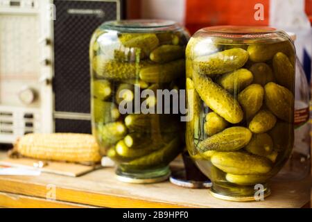 Délicieux concombres marinés faits maison dans le bol. Pickles dans un pot Banque D'Images