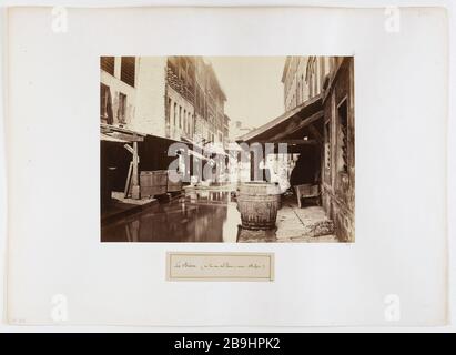 BIEVRE LA VUE A PRIS LE PONT DE RUE À SAINT-MARCEL-Biches, 5ÈME ARRONDISSEMENT, PARIS la Bièvre, vue pry de la rue du Pont-aux-Biches-Saint-Marcel. Paris (Vème arr.). 1865-1868. Photo de Charles Marville (1813-1879). Paris, musée Carnavalet. Banque D'Images