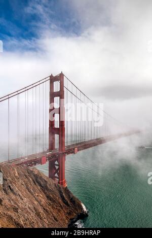 Le Golden Gate Bridge dans un jour brumeux, San Francisco, California, USA Banque D'Images