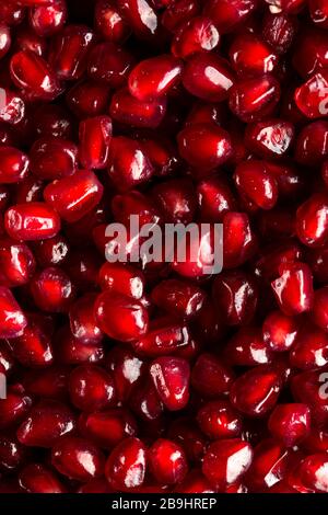 Les graines de grenade biologique juteuse se rapproent. C’est bien pour la santé cardiaque Banque D'Images