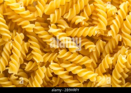 Fond de pâtes italiennes fusilli. Pâtes en spirale du dessus Banque D'Images