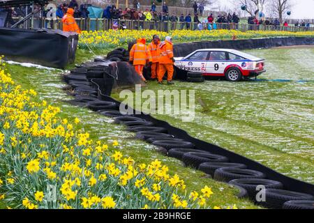 1981 accident du Rover 3500 au coin de Madgwick, réunion des membres du GRRC 76ème, Goodwood, West Sussex Banque D'Images