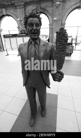 Statue de Ken Dodd à la gare de Lime Street à Liverpool, Angleterre, Royaume-Uni Banque D'Images