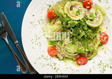 Salade saine savoureuse avec avocat et roquette de dessus Banque D'Images